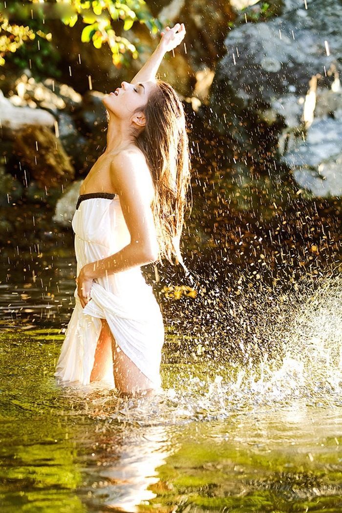 Marie Avgeropoulos in Kansas City