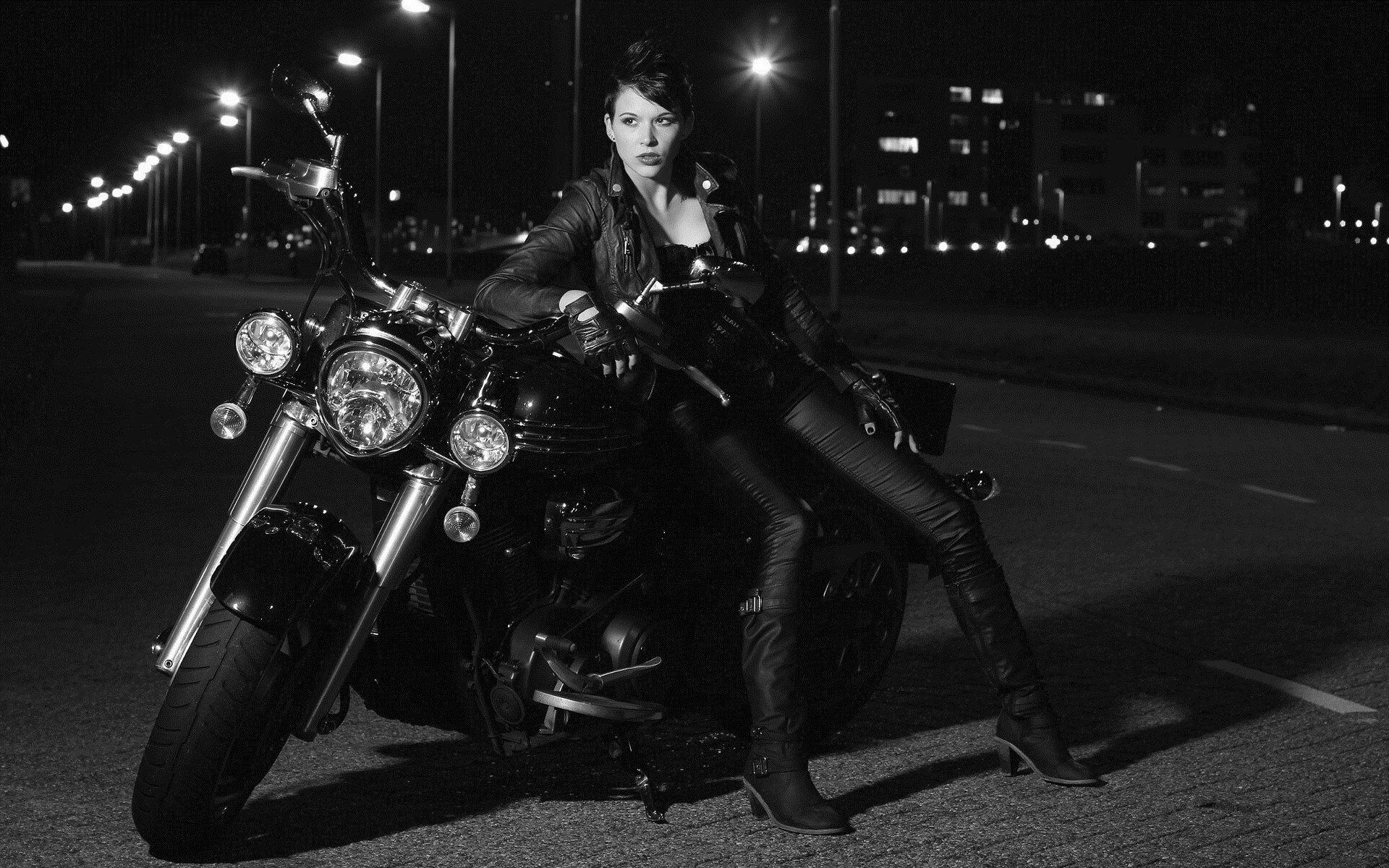 Photo Beautiful girls and motorcycles in Kansas City