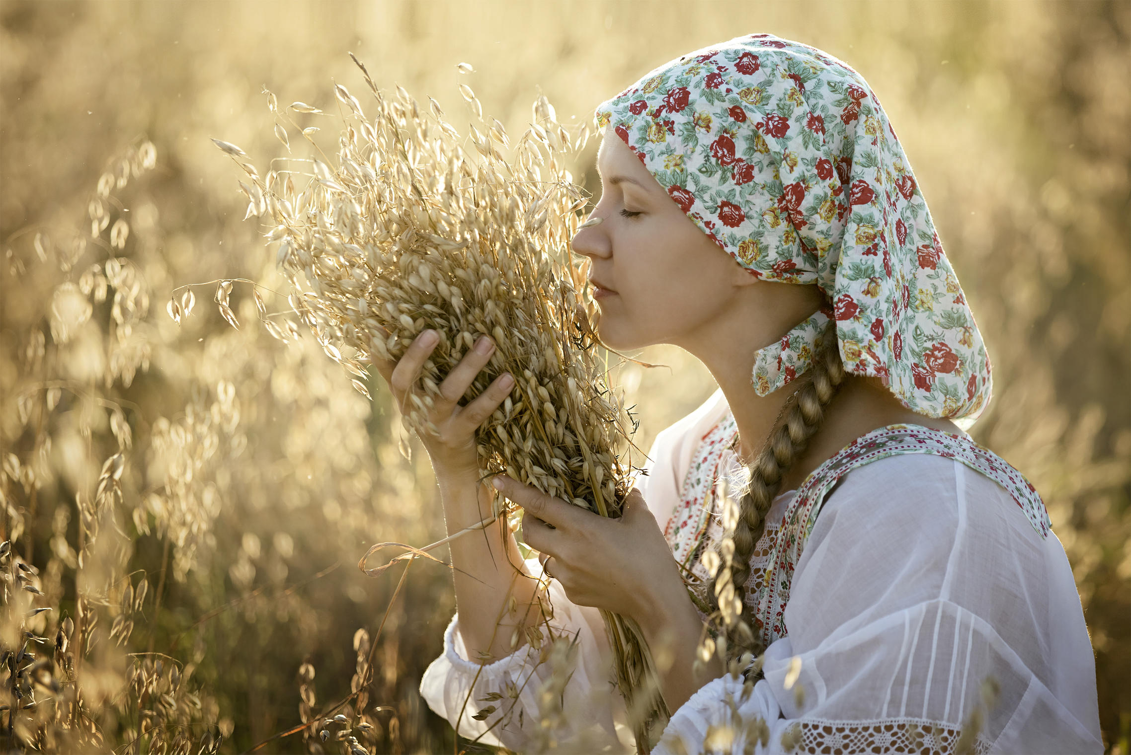 Photo Women in Slavic costumes in Kansas City